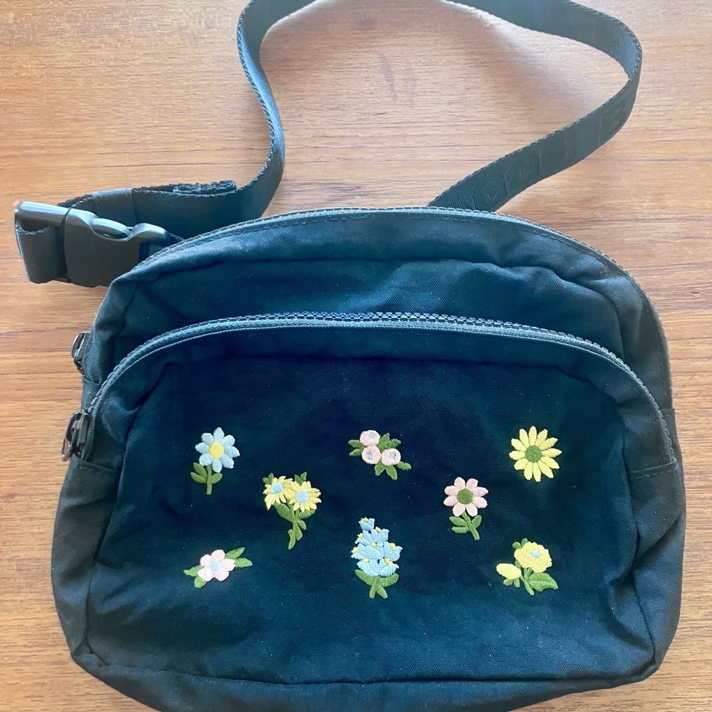 Floral daisy Embroidered Black Crossbody Baggu Fanny pack